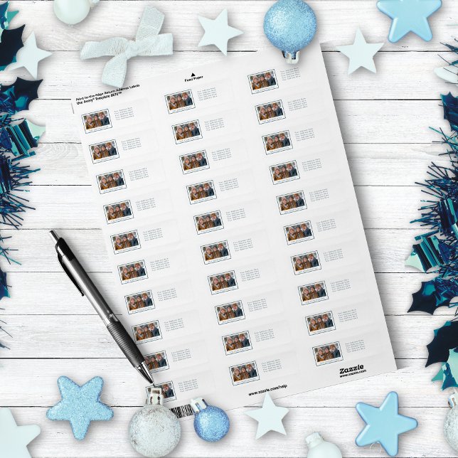Étiquettes de retour de vacances Blue & White Snow (Blue and white snowflake return address Christmas labels.)