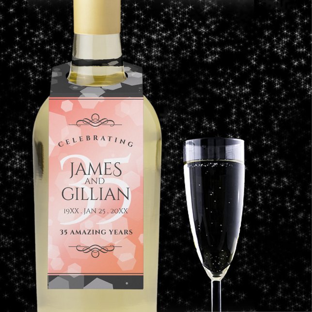 Étiquettes Pour Bouteilles Célébration élégante du 35e anniversaire de mariag (35th coral wedding anniversary bottle hanger with champagne flute on a starry night sky.)
