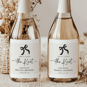 Étiquettes Pour Bouteilles De Vin Mousseux Chic She's Tying the Knot Black Bow Fête des marié
