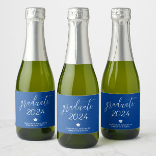 Étiquettes Pour Bouteilles De Vin Mousseux Élégant Script Royal Blue Graduate 2024 Graduation