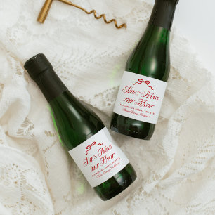 Étiquettes Pour Bouteilles De Vin Mousseux Elle Noue Le Nœud Rouge Élégant Dessiné à la Main