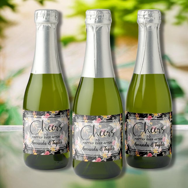 Étiquettes Pour Bouteilles De Vin Mousseux Flore d'ananas sur Mini noir (Pineapples and tropical flowers on black mini sparkling wine labels for your wedding or shower)
