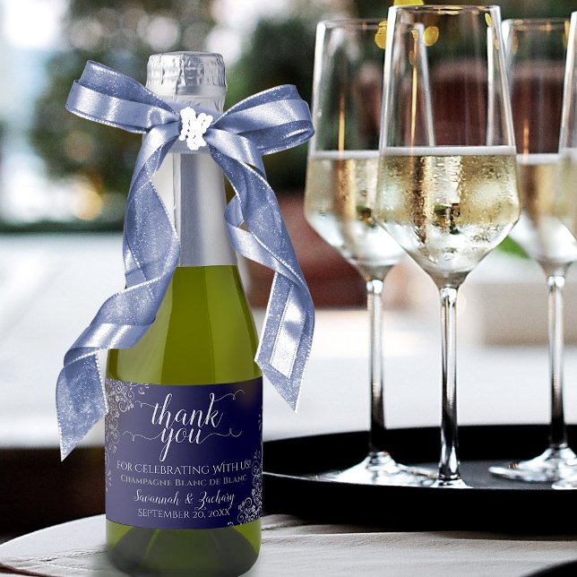 Étiquettes Pour Bouteilles De Vin Mousseux Frilly Silver sur le Mariage bleu marine Merci Min (Créateur téléchargé)