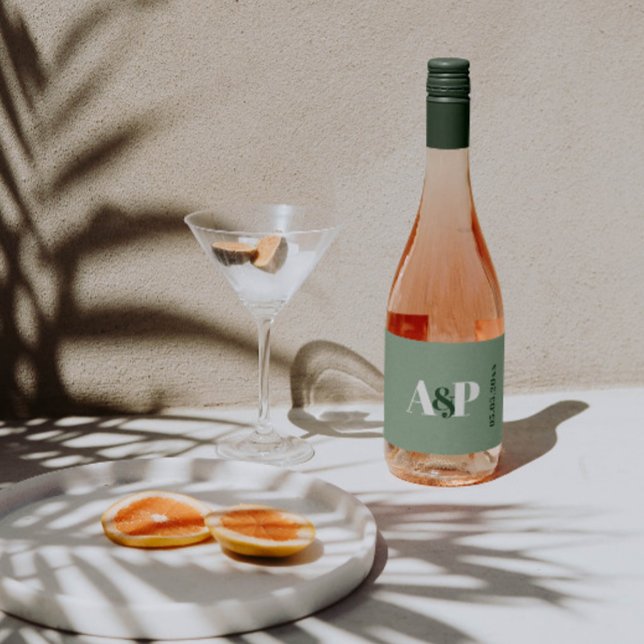 Étiquettes Pour Bouteilles De Vin Mousseux Gras Sage Vert & Blanc Typographie Couples Douche (Minimalist couples monogram wine bottle labels in sage green and white for an elegant shower table)