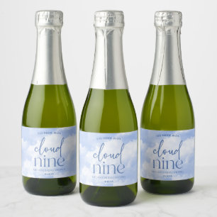 Étiquettes Pour Bouteilles De Vin Mousseux La Mariée Est Sur Nuage Neuf Fête des mariées Bleu