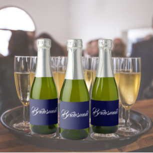 Étiquettes Pour Bouteilles De Vin Mousseux Mariage de script Stylisé bleu marine Bridesmaid