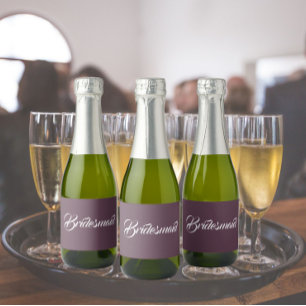 Étiquettes Pour Bouteilles De Vin Mousseux Mariage de script stylisé d'aubergine Bridesmaid
