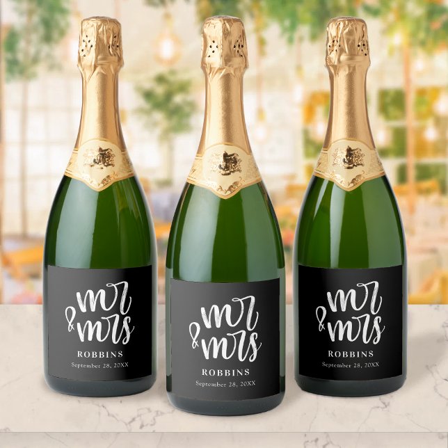 Étiquettes Pour Bouteilles De Vin Mousseux Mariage Typographie Moderne Minimaliste Script (Modern minimal script wine label adds chic style and personal flair to your celebration.)