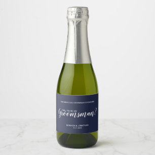 Étiquettes Pour Bouteilles De Vin Mousseux Serez-Vous Mon Groomsman ? Script moderne bleu mar