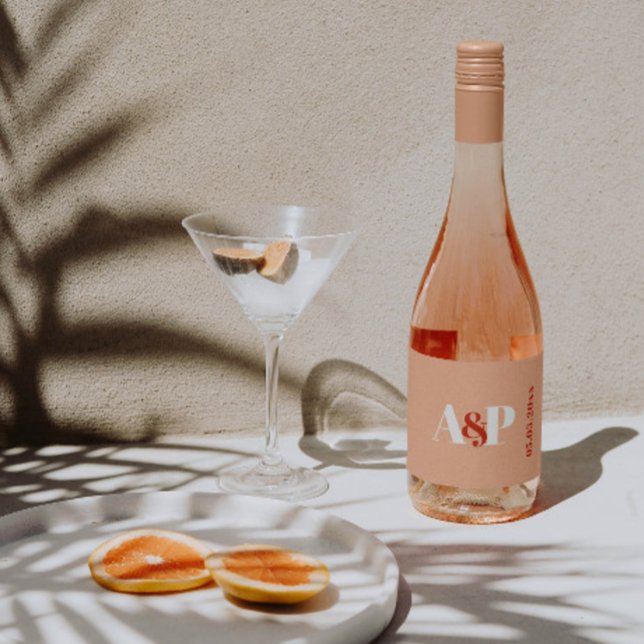 Étiquettes Pour Bouteilles De Vin Mousseux Wedding shower de la typographie de la pêche orang (Modern monogram peach and terracotta wine bottle labels for bridal shower or couples wedding shower)