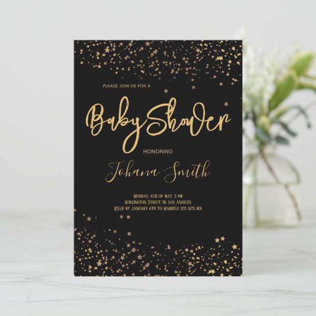 Étoiles d'or sur invitation Baby shower noir (Debout devant)