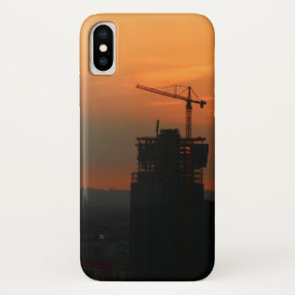 Étonnant étui téléphonique avec grue à tour au cou