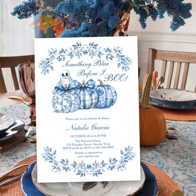 Etwas Blau bevor ich Boo Pumpkin Brautparty Einladung (Something Blue before I Boo Chinoiserie Blue Bridal Shower Invitation for Halloween by Darling & May)