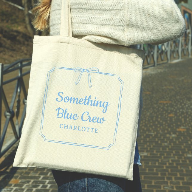 Etwas Blue Crew Elegante Bow Individuelle Name Tragetasche (Trendy Customizable 'Something Blue Crew' Tote for Bridal Parties featuring chic coquette bow sketch)