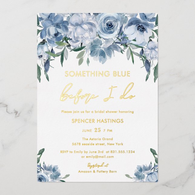 Etwas Blue Floral Brautparty Gold Folieneinladung (Vorderseite)