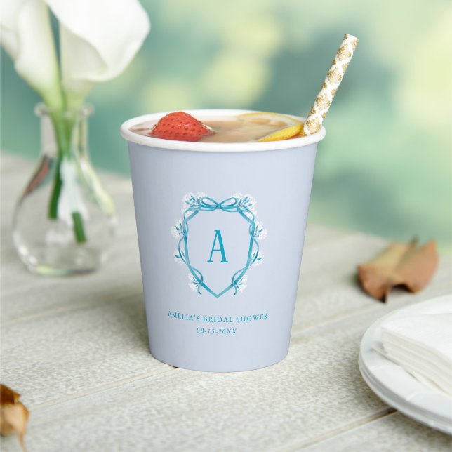 Etwas Blue Floral Wappen Monogram Brautparty Pappbecher (In Situ)