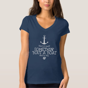 Etwas 'Kampf ein Boot und ein HundeT - Shirt
