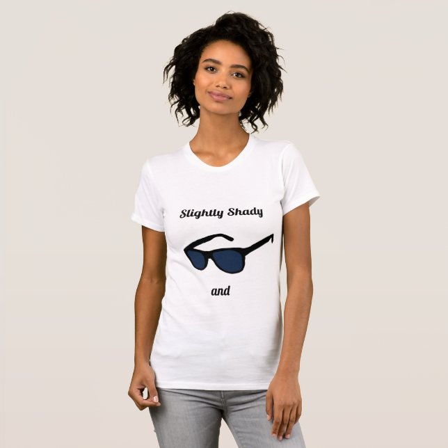 Etwas zwielichtiger und leicht tropischer Zitat T-Shirt (Vorne ganz)