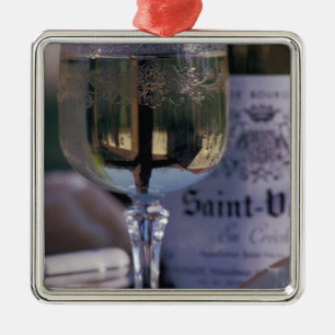 EU, Frankreich, Chablis, Lokaler Wein Ornament Aus Metall
