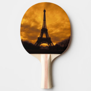 EU, Frankreich, Paris. Eiffelturm. Tischtennis Schläger