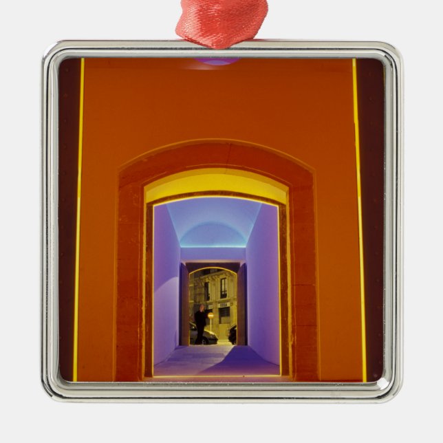 EU, Spanien, Barcelona. Türe nahe Picasso Silbernes Ornament (Vorne)