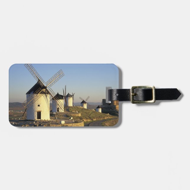EU, Spanien, La Mancha, Consuegra. Windmühlen und Gepäckanhänger (Vorderseite horizontal)
