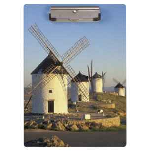 EU, Spanien, La Mancha, Consuegra. Windmühlen und Klemmbrett