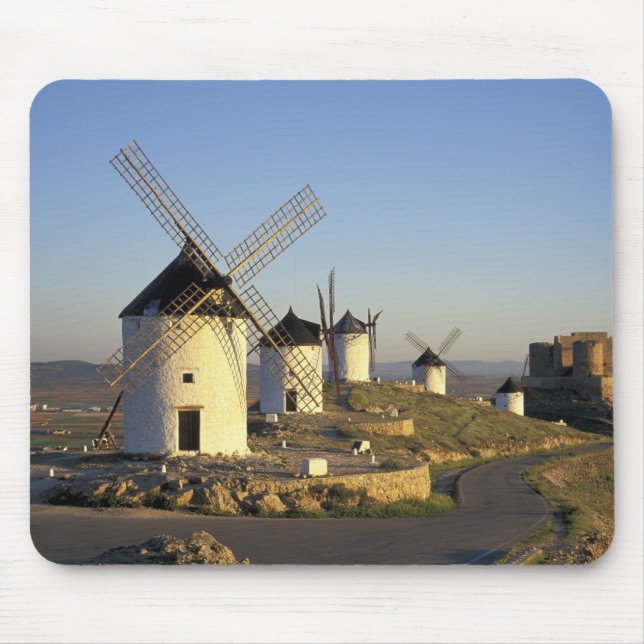 EU, Spanien, La Mancha, Consuegra. Windmühlen und Mousepad (Vorne)