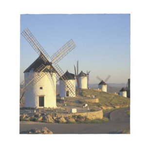 EU, Spanien, La Mancha, Consuegra. Windmühlen und Notizblock