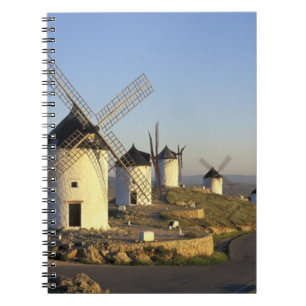 EU, Spanien, La Mancha, Consuegra. Windmühlen und Notizblock
