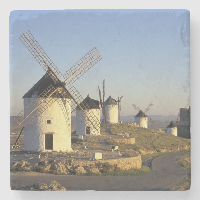EU, Spanien, La Mancha, Consuegra. Windmühlen und Steinuntersetzer (Vorderseite)