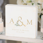 Eukalyptus Ampersand Hochzeitsbox Holzkisten Schild<br><div class="desc">Benutzerdefinierte Eukalyptus Ampersand Hochzeitsbox mit Ihren Initialen, Namen und Datum. Mit diesem personalisierten Holzkastenschild mit einem sanften Eukalyptuskranz und einem individuellen Monogramm lassen Sie Ihren Hochzeitstag mit natürlicher Eleganz beginnen. Der rustikale, weiße Holzboden verleiht Wärme und Charme und eignet sich perfekt für moderne botanische Hochzeiten, Gartenzeremonien oder minimalistische Feiern. Schön...</div>