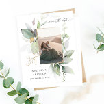 Eukalyptus Glow Foto Vertica Save the Date<br><div class="desc">** SATIN PAPIER IST PAPIERTHIN. AKTUALISIEREN SIE DAS PAPIER FÜR EIN BILDERPAPIER. HAT EINE OPTION FÜR ENVELOPES. *** Rette Geld auf formelle Einladungen mit dieser kleineren Einladung, die eine Option für Umschläge hat. Holen Sie sich Ihre Gäste mit Ihrem Eukalyptus Glow Foto Vertikal die Datumskarten speichern für die phantastische Hochzeit....</div>