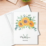 Eukalyptus Greenerename Monogram Planne Planer<br><div class="desc">Dieser Blumenplaner ist mit Sonnenblumen,  Eukalyptusblumen und Blättern in Gelb-,  Grün- und Goldtönen dekoriert. Einfach mit Ihrem Namen und Monogramm anpassbar. Weil wir unsere Kunstwerke erstellen,  werden Sie dieses exakte Bild von anderen Designern nicht finden. Original Wasserfarbe © Michele Davies.</div>