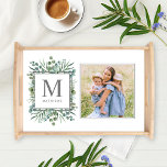 Eukalyptus Greenery Custom Family Monogram Foto Serviertablett<br><div class="desc">Elegantes, von der Natur inspiriertes Serviertablett mit einem Monogramm Initial/Brief mit Nachname, der personalisiert werden kann, gerahmt durch ein Bio Aquarellendesign mit Eukalyptusblättern, Blätter und silbernen Eukalyptuszweigen in sanften Grüntönen von Minze, Grün, Oliven und Blau. Fügen Sie dem quadratisch-grauen gerahmten Bildbereich ein beliebtes Foto der Familie hinzu. Enthält eine weiche...</div>