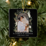 Eukalyptus-Grüne Weihnachten Keramikornament<br><div class="desc">Unsere "Botanische Eukalyptus-Grüne Custom Christmas Keramik Ornament" ist ein wunderbarer Ausdruck der Kernästhetik, mit einem schönen Eukalyptusgrün und botanischem Aquarellkranz. Das Design zeigt einen minimalen Laubkranz, der der Ferienzeit eine elegante Touch verleiht. In klassischem und zeitlosem Schwarz strahlt dieses Ornament einen einfachen, neutralen Charme aus. Dieses Ornament bietet Ihnen die...</div>