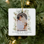 Eukalyptus-Grüne Weihnachten Keramikornament<br><div class="desc">Lassen Sie sich von unserem "Botanischen Eukalyptus Greenery Custom Christmas Keramik Ornament" verzaubern. Inspiriert durch den Charme der Kernästhetik, verfügt dieses Ornament über einen botanischen Kranz in Aquarellen und einen minimalistischen Laubkranz, der Ihrem Weihnachtsbaum zeitlose Eleganz verleiht. Sie können es mit Ihrem bevorzugten Foto personalisieren, was es zu einem beliebten...</div>