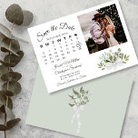 Eukalyptus-Grünkalender Foto Hochzeit Save The Date<br><div class="desc">Diese wunderschöne Hochzeit Save the Date-Karte bietet ein rustikales boho chic Design mit einem Cluster von handgemalten Aquarell Eukalyptus-Blätter und Grün in den Tönen Minze, Moos und Salbei grün. Die links Seite der Karte ist ein Kalender, den Sie mit einem Herz um Ihren Hochzeitstag anpassen können. Es gibt Platz für...</div>