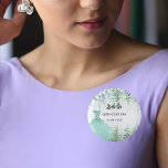Eukalyptus-Grünwald Button<br><div class="desc">Ein weißer Hintergrund. Dekoriert mit Eukalyptusgrün und Waldfarnen. Personalisieren und fügen Sie einen Namen, ein Datum. Der Name ist mit einem modernen handgeschriebenen Stilskript geschrieben.</div>