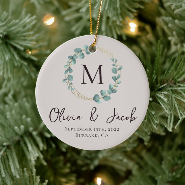 Eukalyptus Monogram First Christmas Wedding Foto Keramik Ornament (Baum)