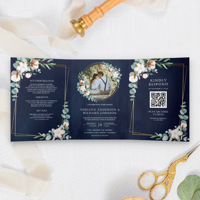Eukalyptus QR Code Navy Wedding Dreifach Gefaltete Einladung (Von Creator hochgeladen)