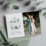 Eukalyptus-Rahmen Schriftstelle Hochzeit speichern Postkarte<br><div class="desc">Mit diesem stilvollen Design,  das Schriftzeichen mit Eukalyptus-Blätter und ein Foto des Ehepaares enthält,  verkünden Sie Ihr Hochzeitsdatum. Der Text kann zusammen mit dem schönen Bild bearbeitet werden.</div>