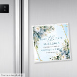 Eukalyptus Save the Date Magnet<br><div class="desc">✅ Für passende Artikel suchen Sie 210W in meinen Sammlungen ✅ Ankündigen Sie Ihren besonderen Tag im zeitlosen Stil mit diesem Aquarell dusty blue und eucalyptus Speichern Sie den Date Magneten, schön gerahmt mit goldenen Glitzer Akzenten. Weiche, staubige blaue Blumen und üppige Vegetation schaffen eine frische botanische Ästhetik, die moderne...</div>