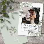 Eukalyptus Square Foto Wedding Save The Date<br><div class="desc">Diese schöne Hochzeit speichern die Dattelkarten Ihr Foto umgeben von handgemalten Aquarellfarben mit Eukalyptus-Blätter und Blattwerk in Minze-, Moos- und Salbei-Grün-Tönen. Die Beschriftung lautet: Save the Date in elegantem Schriftsatz. Es gibt Platz für Ihre Namen, das Hochzeitsdatum und Ort unten. Einfach, rustikal und elegant, ist diese Karte der perfekte Weg,...</div>