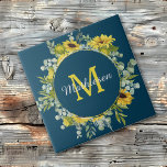Eukalyptus Sunflower Fliese<br><div class="desc">Perkle Sonnenblumenbilder in leuchtendem Gold paaren sich mit coolen blauen Eukalyptus-Blätter,  um einen hübschen Kreisrahmen auf dieser Keramik-Kachel zu bilden. Ihr Monogramm ist in Gold in der Mitte,  und Ihr Name ist in silberblau grau darüber geschrieben. Hell,  farbenfroh und einzigartig!</div>