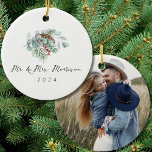 Eukalyptus Wedding Foto Green Keramik Ornament<br><div class="desc">Feiern Sie Ihren besonderen Tag mit diesem eleganten grünen Keramik-Ornament mit Aquarell und Eukalyptus-Akzenten rund um ein personalisiertes Hochzeitsfest-Foto. Dieser Keepsake ist ideal, um Ihrem Urlaubsstil eine Touch von naturlich inspirierter Schönheit hinzuzufügen. Mit seinen sanften, ruhigen grünen Farbtönen und seinem individuell gestaltbaren Design ist dieses Ornament eine bleibende Erinnerung an...</div>