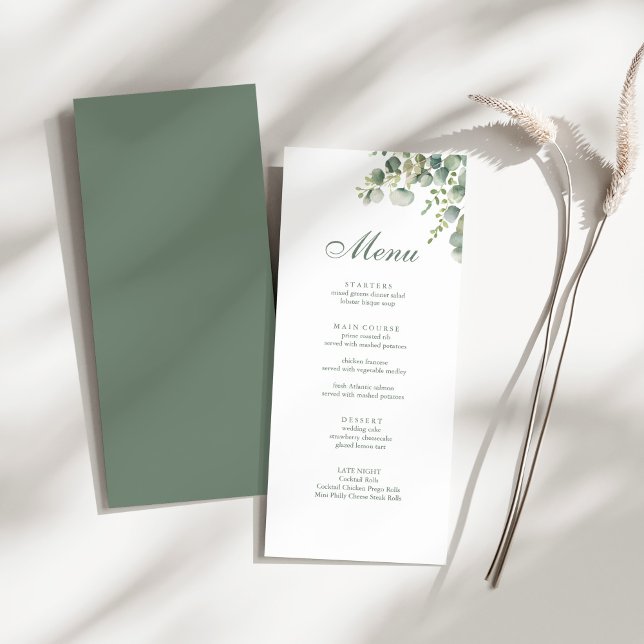 Eukalyptus Wedding Menükarte (Modern Greenery Eucalyptus Wedding Menu on a sunny white table.)