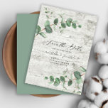 Eukalyptusblätterholz Save the Date Mitteilungskarte<br><div class="desc">Eukalyptus Grünpflanzen Blätter moderne minimale Garten Party Wedding speichern das Datum Einladungen. Einfaches,  zeitgenössisches botanisches Design. Salingrün und Weiß Holzfußboden.</div>