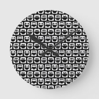 Eukalyptusmuster in Schwarz und Weiß Runde Wanduhr