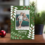 Eukalyptuszweige Weihnachtsgebäck Feiertagskarte<br><div class="desc">Eine moderne frohe Weihnachtskarte in Grün,  Rot und Weiß. Das moderne,  abstrakte Design umfasst Eukalyptuszweige,  Beeren und Sans Serif für den Hauptteil des Textes. Der Gruß ist in einer rustikalen modernen Schrift. Auf der Rückseite befindet sich ein Eukalyptusmuster in Grüntöne und Weiß.</div>